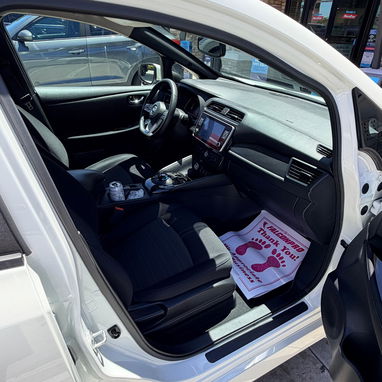 Vendo o negocio Nissan leaf eléctrico, 2022 hace 400 km por carga - Img 121580980