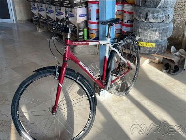 Vendo mi bicicleta Schwinn 28, aluminio, con parrilla y ruedas de 24 radios - Img main-image-45725372