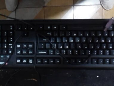 Vendo teclado de uso, en muy buen estado marca Labtec tipo PS2. - Img 64025136