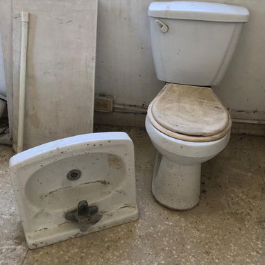 Se venden 2 juegos de lavabo y tasa sanitarias, con sifa y llave,  y herraje, de uso. Buen precio. - Img 125020757