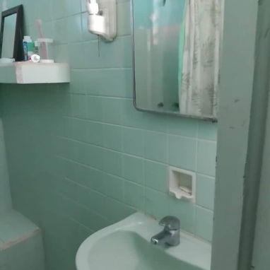 Venta de apartamento en bajos Vedado con jardín 2 cuarto y 2 baños 50mil usd 53582376 - 8/9