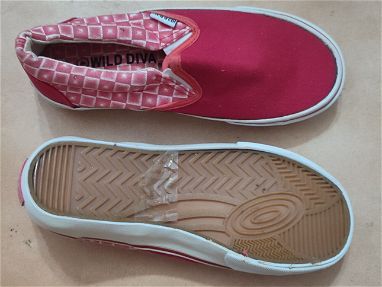 Zapatillas o tennis nuevos rojos, #37. Medida por la suela tiene un largo de 24cm. Tambien 2 batas d casa sin usar. - Img main-image-44573283