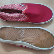 Zapatillas o tennis nuevos rojos, #37. Medida por la suela tiene un largo de 24cm. Tambien 2 batas d casa sin usar. - Img 44573283