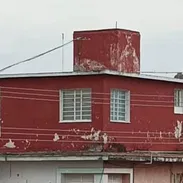 Se vende,dos apartamentos en una misma propiedad, tiene 2 salas, 2 comedores, 2 cuartos abajo y uno arriba, 2 cocinas , - Img 56286681