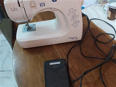 Maquina de coser Marca Génesis italiana - Img 64712506