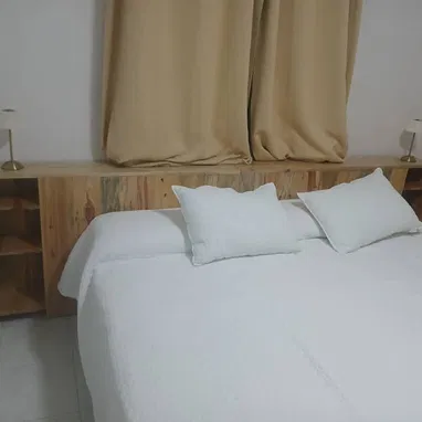 Espaldar de cama en Madera con estantes laterales - Img 122025022
