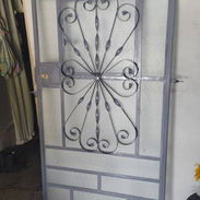 Puerta de hierro - Img 54578006