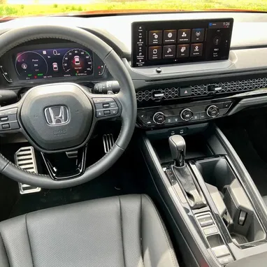 Honda Accord 2023 es verdaderamente un automóvil único en su tipo.Sus dinámicas capacidades de rendimiento,salón en piel - Img 107293474