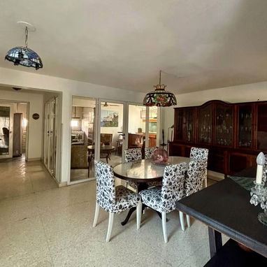 MAJESTUOSA CASA INDEPENDIENTE EN ESQUINA EN NUEVO VEDADO POR 350000! (5 CUARTOS, 5 BAÑOS, JARDÍN Y GARAJE) - 3/8