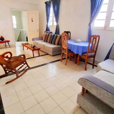 Apartamento en el segundo piso,en Edificio Capitalista de 3 apartamentos, remodelado recientemente,en el Vedado - 7/10