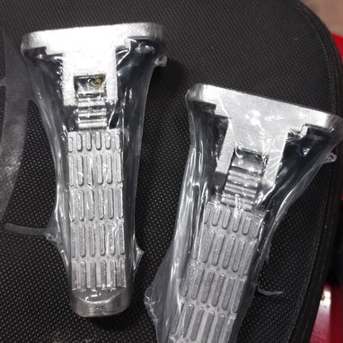 REPOZAPIES DE ALUMINIO RETRAIBLES ORIGINALES PARA BICI MOTOS O MOTOS GRANDES O ESTANDARS en $ 6️⃣0️⃣0️⃣0️⃣ cup el par!!! - Img 119148331