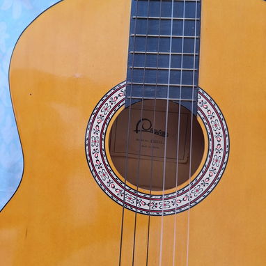 Vendo guitarra acústica poco uso con su funda y cuerdas de repuesto - Img 124616753