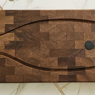 TABLA DE COCINA DE MADERA DE NODAL (WALNUT), UTILITARIA O DECORATIVA, CON CUCHILLO DE FILETEAR + HACHA Y SERRUCHO. - Img 109451573