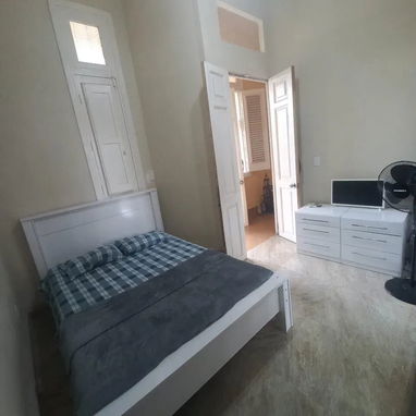 Venta o permuta.Casa amplia en 21 y C, Vedado – 2 cuartos + terraza con vista única - Img 123007575