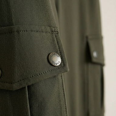 Pantalón tipo cargo ajustado en verde oliva. Diseño funcional y moderno, con bolsillos laterales tipo cargo, ideal para - Img 125183801