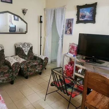 Vendo Apt en bajo en  Vedado precio 20 mil negociable - 2/6