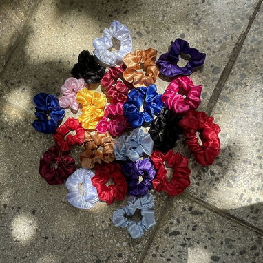 Gorros de satin por encargo y felpas scrunchies - Img 123038652