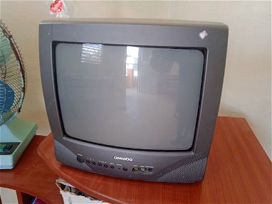 TV roto Daewoo pequeño - Img main-image