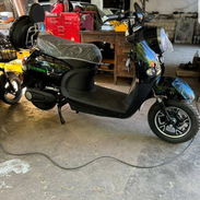 *MOTO ELÉCTRICA RALI* (1000w) • Autonomía máxima 100km la moto tiene kilometraje y se da con batería nueva( mensajería ) - Img 55328193