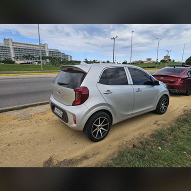 Vendo o negocio kia picanto del 2017 pintura de fábrica muy bueno el carro - Img 102403230