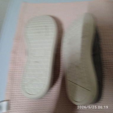 Se venden tenis muy cómodos propios para señoras número 39 y dos bermudas demarca gran parte de algodón de marca - Img 123231066