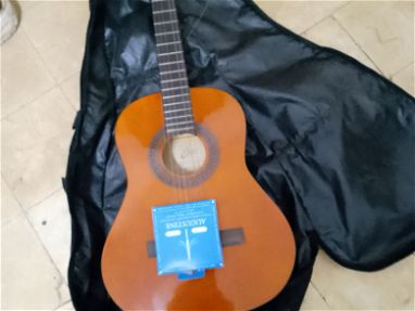 Vendo guitarra nueva sin uso con juego de cuerdas y accesorios - Img main-image