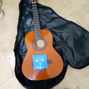 Vend6esta guitarra traída de Italia sin uso compl6nueva con un juego de cuerdas extra - Img 45891145