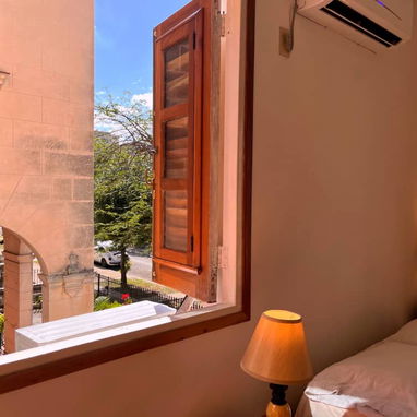 Renta apartamento de 2 cuartos Vedado corriente 24x24 ya 650usd  53582376 - Img 121702982