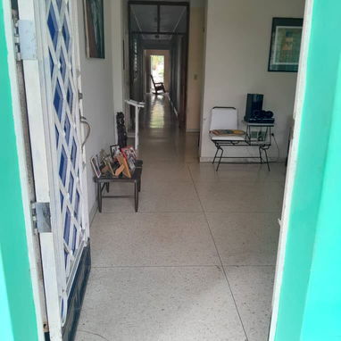 En el Mónaco!! Con ubicación excepcional para negocio!!! Chalet década del 50 con enorme patio y garaje!!!! - Img 117764443