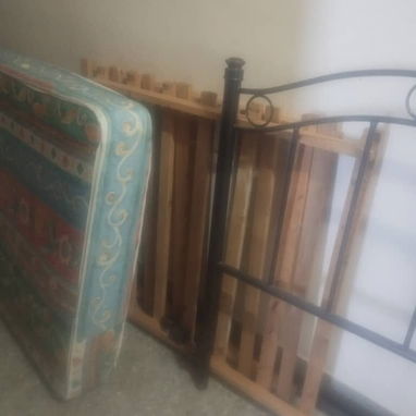 Se vende cama personal de uso, con colchón. - Img 119266761