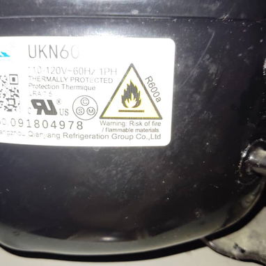 Vendo nevera Winia de 9 pies con la máquina rota. - 3/4