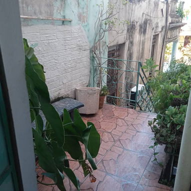 Se renta apartamento independiente a EXTRANJEROS,VEDADO A UNA CUADRA DEL HABANA LIBRE, LUZ Y WIFI - Img 123968858
