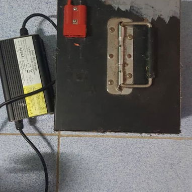 Batería y cargador de moto - 2/2