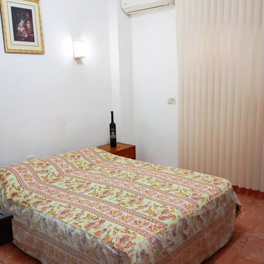 Se vende apto de dos cuartos, primer piso muy próximo a 23 y 12. - 4/7