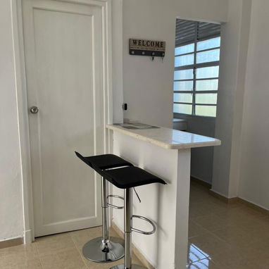 Venta de bonito, pequeño apto en Vedado. 1/4. 2dopiso c todo incluído - 9/9