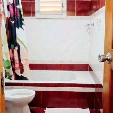 🏠 Casa De Renta Con Piscina En Guanabo. 👥 Capacidad para 6 personas. 📱 Reservas: +5355149761. - 6/10