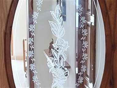 Elegante puerta de madera buena y cristal rotulado - Img 69260712