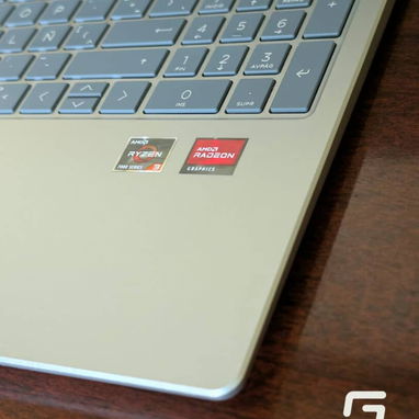 Laptop HP 15 Color: Oro Rosado - 2/3