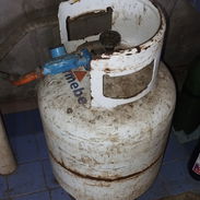 Cilindro de gas vacío con regulador - Img 56200647