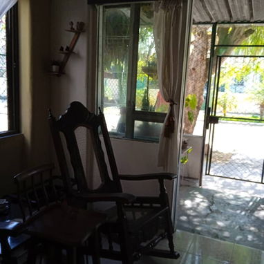 Se vende casa biplanta en bajos de dos cuartos y medio en mariano 25000 usd - 3/9
