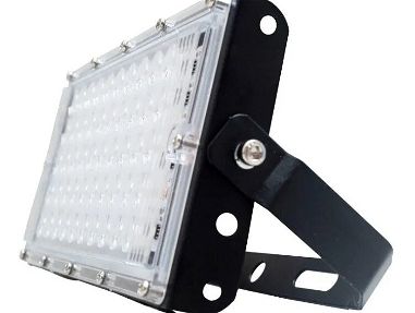 TIENE 50W DE POTENCIA DE LUZ LED - REFLECTOR LED DE 50 W LUZ BLANCA PARA EXTERIOR NUEVO EN CAJA, CON OFERTAS - Img 32894358
