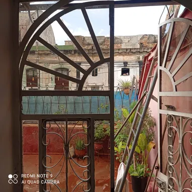 SE VENDE APARTAMENTO EN CENTRO HABANA,EN NEPTUNO Y SAN FRANCISCO, 4/4,3 BAÑOS,1ER PISO,23 MIL CON AJUSTE. - Img 120582817