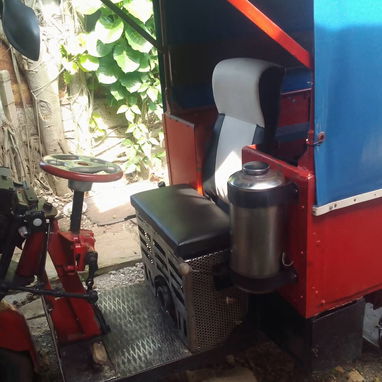 Se vende esta motoneta en 2600 usd o se hace negocio papeles en regla interesados al 56709534 soy de bauta - Img 125912823