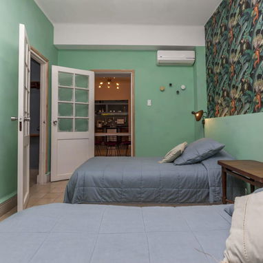 VENTA APARTAMENTO EN EL VEDADO – 2 HABITACIONES / 2 BAÑOS - 10/10