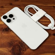 $1100 usd iPhone 16 Pro Max. 256GB. Batería al 100% (93 ciclos de carga). Blanco. Fuera de caja.  Mica de pantalla y pro - Img 57722683