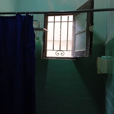 Se vende casa biplanta en bajos de dos cuartos y medio en mariano 25000 usd - 8/9