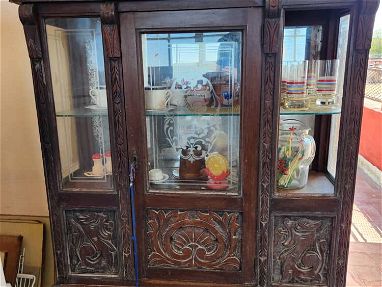 Se venden dos vitrinas estilo ingles, con una puerta y su llave original - Img 68476449