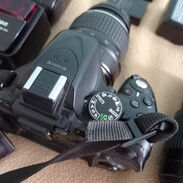 Nikon D5200 con 2 baterías, 2 lentes y flash - Img 45298916