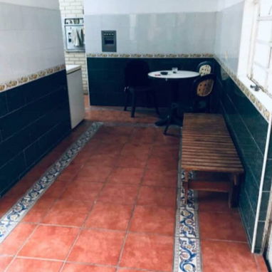 Casa independiente en el Casino Deportivo con parqueo y 5 cuartos - Img 126072803