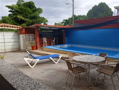 Renta casa de 8 habitaciones,8 baños,minibar,sala, cocina, piscina, barbecue en Guanabo - Img 64790691